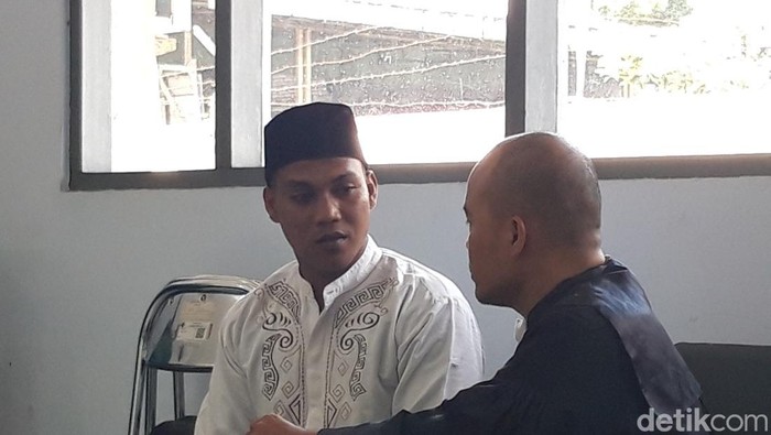 Irwan alias Ibra (27) terdakwa pembunuh bos kerajinan tembaga di Boyolali, Bayu Handoko (39), saat menjalani sidang vonis, Kamis (21/11/2024).
