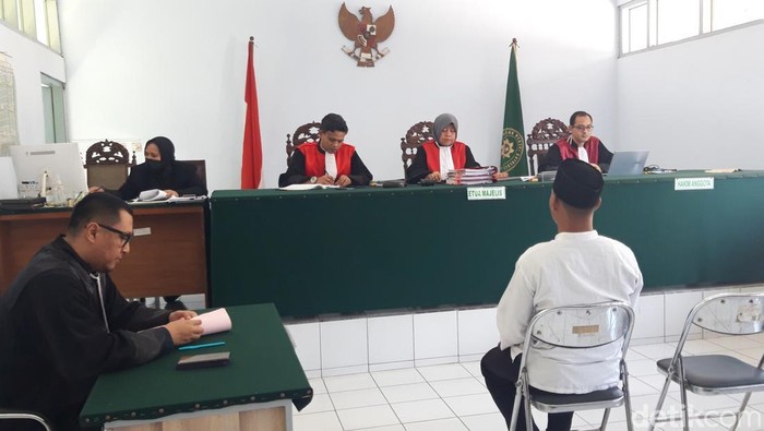 Irwan alias Ibra (27) terdakwa pembunuh bos kerajinan tembaga di Boyolali, Bayu Handoko (39), saat menjalani sidang vonis, Kamis (21/11/2024).