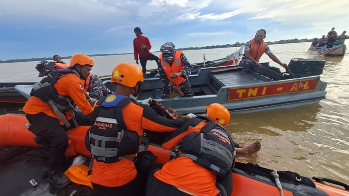 Tim SAR saat mengevakuasi korban tenggelam di Tanjabtim, Jambi