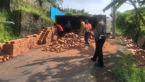 Truk bermuatan bata merah terguling di Jalan Baturiti-Antapan, Banjar Batunya, Desa Batunya, Kecamatan Baturiti, Tabanan. (Dok. Polres Tabanan)