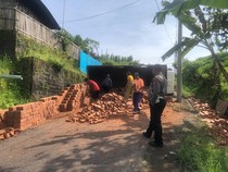 Truk Terguling di Tanjakan Baturiti, Bata Merah Berhamburan