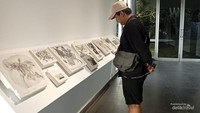 Pengunjung mengamati seni dalam pameran di Lawangwangi Creative Space