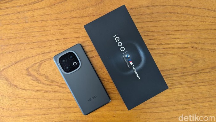 Unboxing iQOO 13