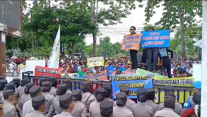 Unjuk rasa di Kantor KPU Kota Metro