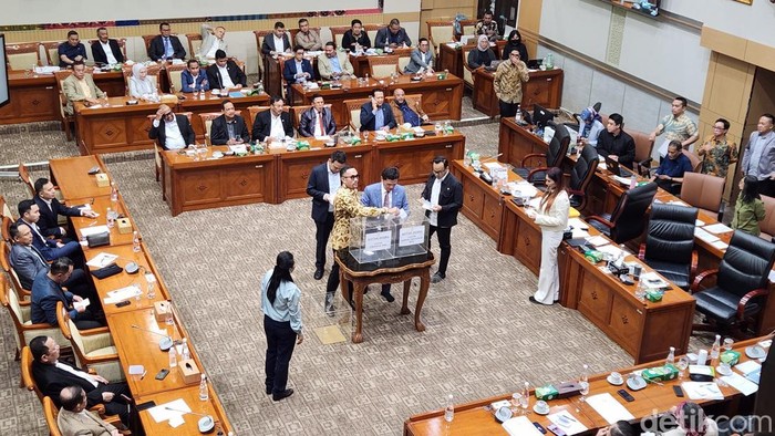 Voting Capim dan Cadewas KPK di ruang Komisi III DPR, Kamis (21/11/2024). (Adrial Akbar/detikcom).
