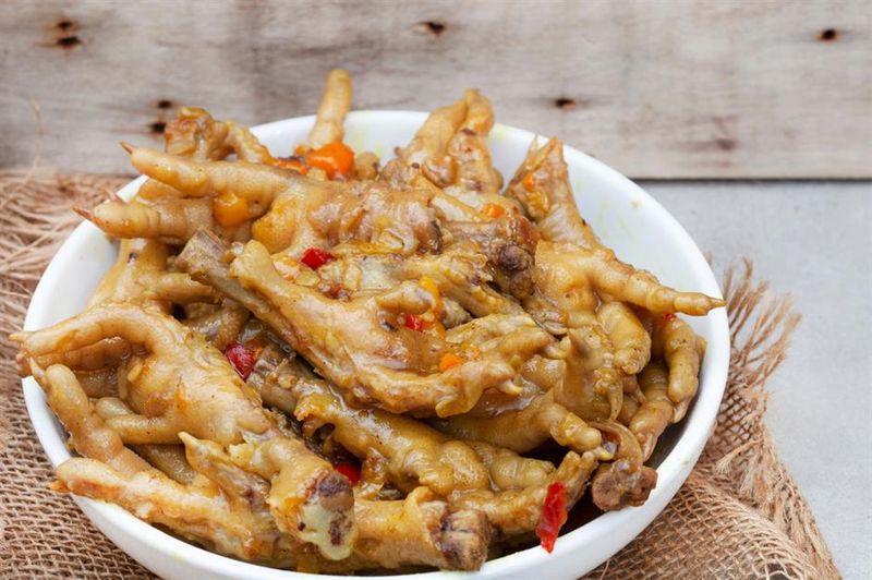 Walkie Talkie atau ceker ayam khas Afrika ini juga menjadi jajanan kaki lima terenak.