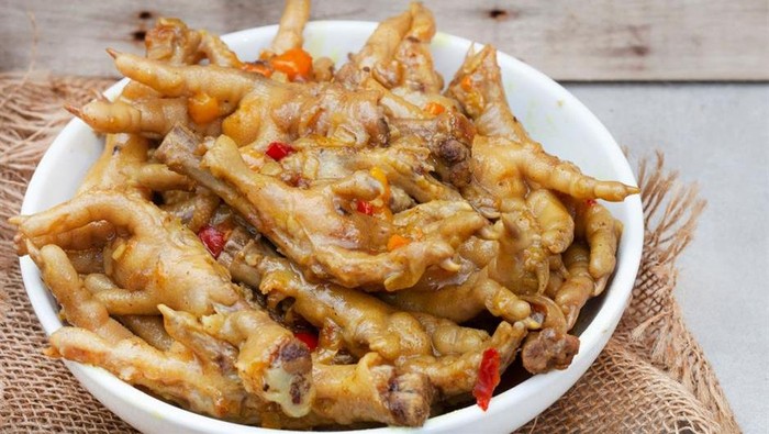 Walkie Talkie atau ceker ayam khas Afrika ini juga menjadi jajanan kaki lima terenak.