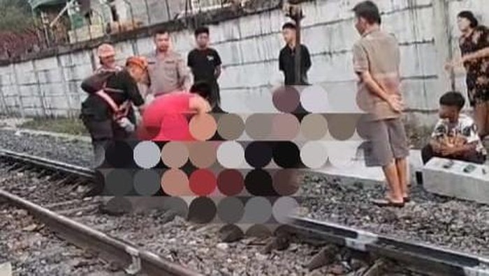 Wanita berinisial MU tertemper kereta api di Lampung.