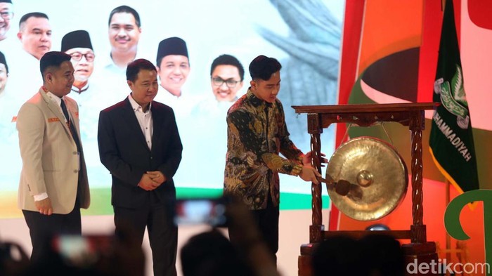 Wapres Gibran Buka Tanwir I Pengurus Pusat Pemuda Muhammadiyah Wakil Presiden Gibran Rakabuming Raka bersama Ketua PP Pemuda Muhammadiyah Dzulfikar Ahmadi Tawalla dan Bendahara Umum PP Muhammadiyah Hilman Latief membuka Tanwir I Pengurus Pusat Pemuda Muhammadiyah yang berlangsung di Hotel Aryaduta Hotel Menteng, Tugu Tani, Jakarta Pusat, Kamis (21/11/2024).