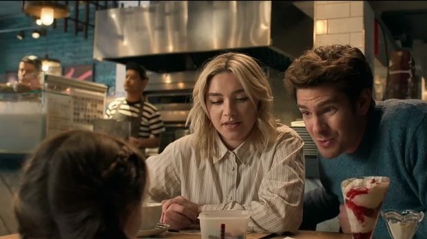 Cuplikan adegan dalam film We Live In Time (2024).