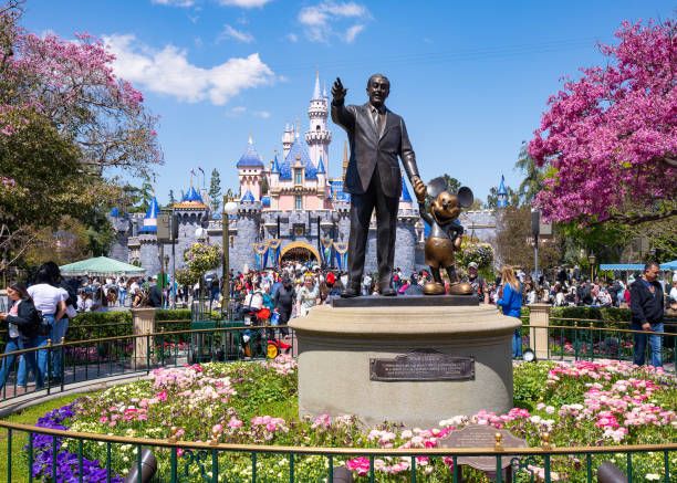 Pemandangan patung Walt Disney 'Partners' di Disneyland di Anaheim, California.