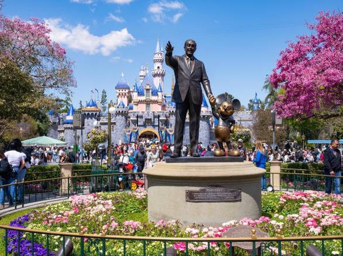 Pemandangan patung Walt Disney Partners di Disneyland  di Anaheim, California.