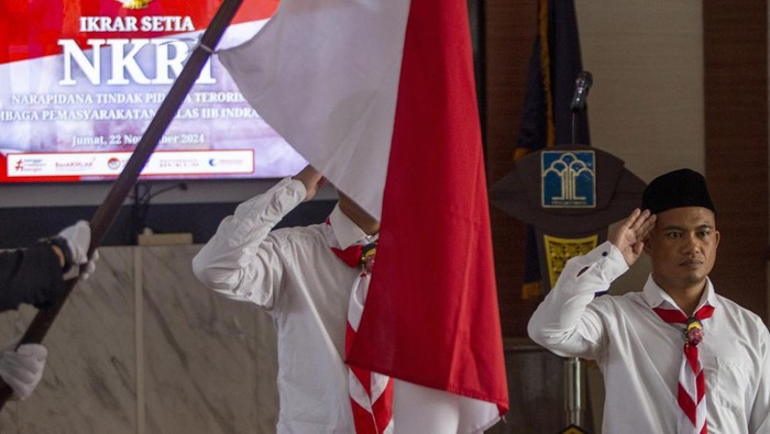 2 Napi Terorisme Jamaah Islamiyah Ikrar Setia Pada NKRI Dua narapidana tindak pidana terorisme membaca ikrar setia kepada Negara Kesatuan Republik Indonesia (NKRI) di Lapas Kelas IIB Indramayu, Jawa Barat, Jumat (22/11/2024). Dua napi terorisme Rahmat Saleh dan Faisal Efendi dari kelompok Jamaah Islamiyah (JI) berikrar setia kepada NKRI sekaligus berjanji mengikuti proses deradikalisasi di lapas. ANTARA FOTO/Dedhez Anggara/Spt.