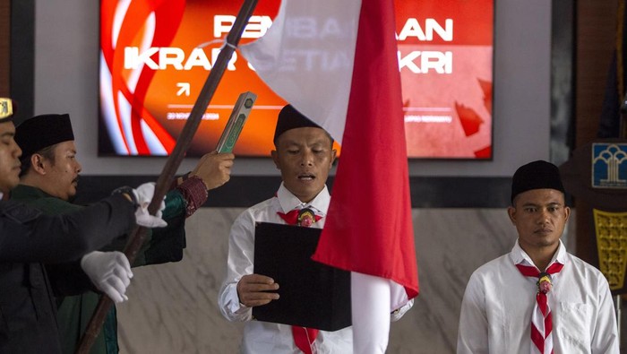 Dua narapidana tindak pidana terorisme membaca ikrar setia kepada Negara Kesatuan Republik Indonesia (NKRI) di Lapas Kelas IIB Indramayu, Jawa Barat, Jumat (22/11/2024). Dua napi terorisme Rahmat Saleh dan Faisal Efendi dari kelompok Jamaah Islamiyah (JI) berikrar setia kepada NKRI sekaligus berjanji mengikuti proses deradikalisasi di lapas. ANTARA FOTO/Dedhez Anggara/Spt.