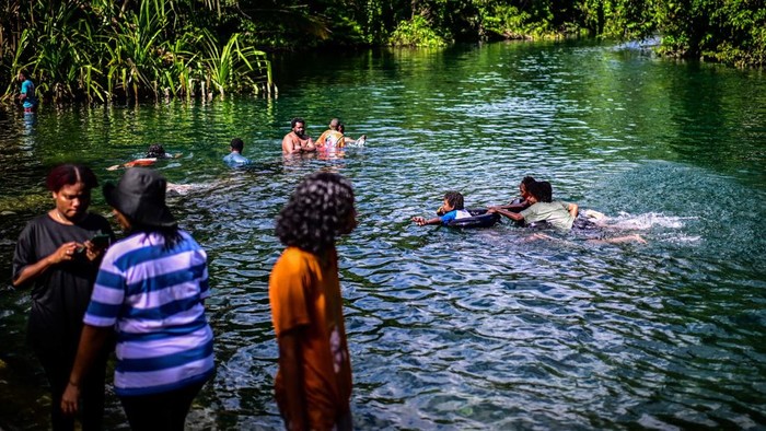 Pengunjung bermain air saat berwisata di Kali Sembra, Teminabuan, Kabupaten Sorong Selatan, Papua Barat Daya, Jumat (22/11/2024). Kali Sembra yang terkenal dengan kejernihan airnya menjadi andalan pemerintah kabupaten setempat untuk menggaet wisatawan dalam dan luar negeri. ANTARA FOTO/Rivan Awal Lingga /app/Spt.