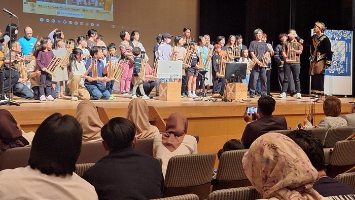 Anak-anak SLBN Cicendo tampil di Jepang