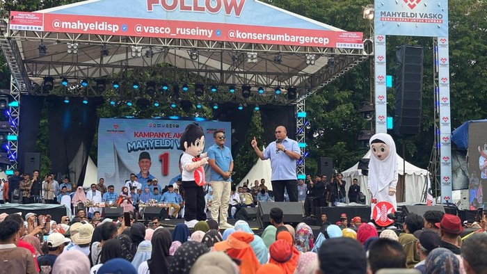 Ketua Tim Pemenangan Mahyeldi-Vasko, Andre Rosiade, hadir langsung dalam kampanye akbar yang dihadiri ribuan massa, simpatisan, pendukung dan relawan pasangan calon Sumbar nomor urut 1 tersebut di Gelanggang Olahraga (GOR) Haji Agus Salim, Padang, Jumat (22/11/2024).