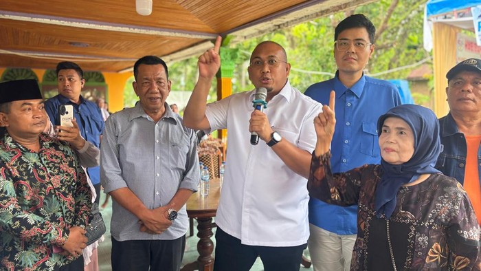 Andre Rosiade menghadiri kampanye calon Bupati dan Wakil Bupati Pesisir Selatan (Pessel) Rusma Yul Anwar dan Nasta Abit.