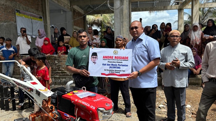 Andre Rosiade Serahkan Alsintan ke Kelompok Tani di Padang