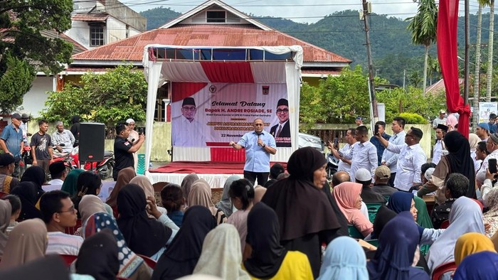 Andre Rosiade Serahkan Alsintan ke Kelompok Tani di Padang