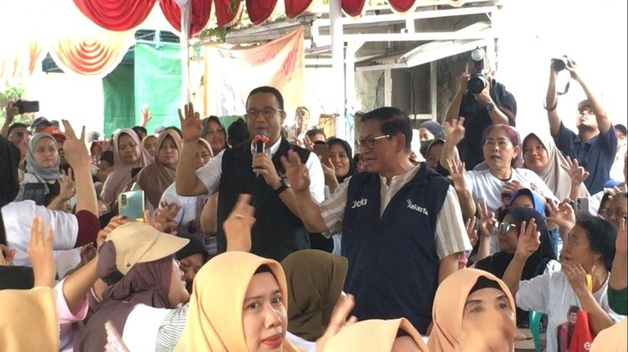 Anies Baswedan dampingi Pramono Anung blusukan di Cengkareng, Jakarta Barat