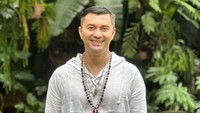 Sebelumnya, pemilik nama lengkap Anjasmara Prasetya tersebut melakukan siaran langsung di salah satu media sosial miliknya bersama Rizky Nazar dan Zoe Abbas Jackson. Dalam siaran langsung tersebut, Anjasmara, menanyakan penyebab Rizky Nazar putus dengan kekasih sebelumnya. Jadi sebenernya yang dulu itu, kamu selingkuh apa diselingkuhi? tanya Anjasmara, dalam siaran langsung tersebut. Foto: Instagram @anjasmara