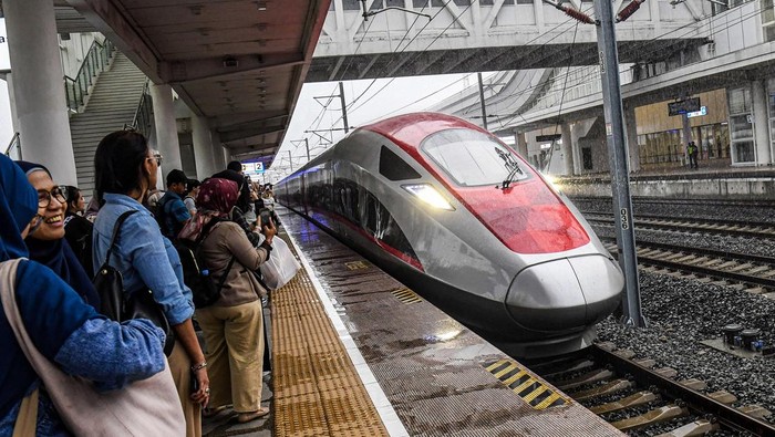 Penumpang berada di dalam Kereta Cepat Whoosh di Stasiun Kereta Cepat, Padalarang, Kabupaten Bandung Barat, Jawa Barat, Jumat (22/11/2024). Kereta Cepat Whoosh resmi membuka layanan rute baru yang menghubungkan Stasiun Padalarang dan Tegalluar Summarecon mulai 1 November 2024. ANTARA FOTO/Muhammad Adimaja/agr