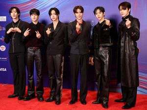 8 Gaya Artis di Red Carpet MAMA Awards 2024, Member RIIZE Tampil Serba Hitam