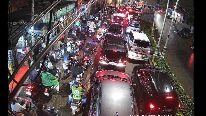Banjir di Jalan Ciledug Raya, Cipulir, Jakarta Selatan, bikin lalu lintas macet