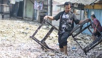Tumpukan sampah sepanjang 15 meter lebih tersebut terjadi akibat terbawa arus banjir luapan Sungai Citarum. 