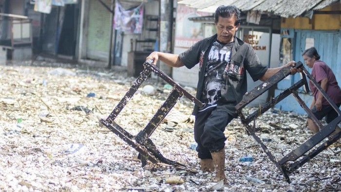 Warga menggendong pasanganya berjalan melintasi banjir di Dayeuhkolot, Kabupaten Bandung, Jawa Barat, Jumat (22/11/2024). BPBD Kabupaten Bandung mencatat sebanyak dua kecamatan di Kabupaten Bandung terdampak banjir setinggi 30cm hingga 110cm akibat meluapnya Sungai Citarum. ANTARA FOTO/Novrian Arbi/Spt.
