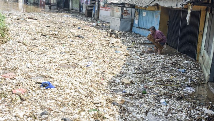 Warga menggendong pasanganya berjalan melintasi banjir di Dayeuhkolot, Kabupaten Bandung, Jawa Barat, Jumat (22/11/2024). BPBD Kabupaten Bandung mencatat sebanyak dua kecamatan di Kabupaten Bandung terdampak banjir setinggi 30cm hingga 110cm akibat meluapnya Sungai Citarum. ANTARA FOTO/Novrian Arbi/Spt.