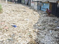 Tumpukan Sampah Akibat Banjir di Kabupaten Bandung