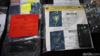 Barang bukti seperti paspor digelar dalam jumpa pers tersebut. 