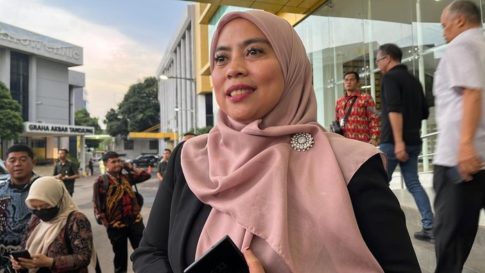 Komisioner KPU, Betty Epsilon Idroos, di kantor DPP Golkar, Jakarta Barat, pada Jumat (22/11/2024).