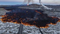 Penampakan aliran lava dari letusan gunung berapi di Semenanjung Reykjanes, Islandia, Kamis (21/11/2024). (AP Photo/Marco di Marco)