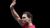 Petenis Spanyol Rafael Nadal melambaikan tangan kepada penonton saat memberikan penghormatan setelah memainkan pertandingan terakhirnya sebagai pemain tenis profesional pada perempat final Piala Davis di Martin Carpena Sports Hall di Malaga, Spanyol selatan, Rabu (20/11/2024). Nadal mengumumkan resmi pensiun sebagai petenis profesional. (AP Photo/Manu Fernandez)