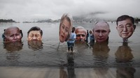 Aktivis dari gerakan Pribumi Brasil memegang potongan kertas Presiden Joe Biden, dari kiri, Presiden Tiongkok Xi Jinping, Presiden Komisi Eropa Ursula von der Leyen, Perdana Menteri India Narendra Modi, Presiden Rusia Vladimir Putin, dan Perdana Menteri Jepang Shigeru Ishiba, selama protes yang bertujuan untuk menarik perhatian pada krisis iklim global kepada para pemimpin yang menghadiri KTT G20 mendatang, di Pantai Botafogo di Rio de Janeiro, Brasil, Minggu (17/11/2024). (AP Photo/Bruna Prado)