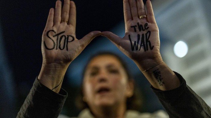 A woman shouts slogans during a protest against Prime Minister Benjamin Netanyahu's government and call for the release of hostages held in the Gaza Strip by the Hamas militant group, in Tel Aviv, Israel, Saturday, Nov. 16, 2024. (AP Photo/Francisco Seco)