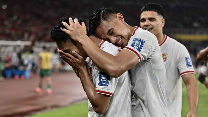Bingkai Sepekan: Garuda Gunduli Arab-Nadal Gantung Raket Pesepak bola Timnas Indonesia Marselino Ferdinan (kiri) bersama rekan senegaranya Rizky Ridho Ramadhani (tengah) dan Ragnar Oratmangoen (kanan) meluapkan kegembiraannya usai mencetak gol ke gawang Timnas Arab Saudi pada pertandingan Grup C putaran ketiga Kualifikasi Piala Dunia 2026 Zona Asia di Stadion Utama Gelora Bung Karno, Senayan, Jakarta, Selasa (19/11/2024). ANTARA FOTO/Aprillio Akbar/Lmo/YU