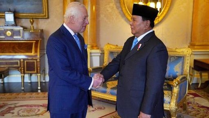 Britains King Charles III (L) holds an audience with President Prabowo Subianto (R) of the Republic of Indonesia at Buckingham Palace in London on November 21, 2024. (Photo by Jonathan Brady / POOL / AFP)