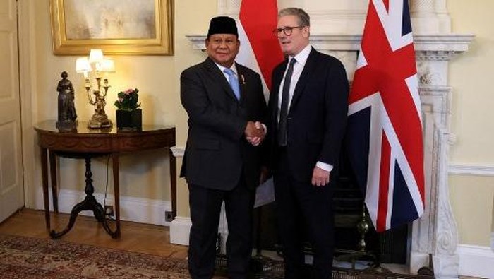 Britains Prime Minister Keir Starmer (R) shakes hands with Indonesias President Prabowo Subianto (L) inside 10 Downing Street, in central London, on November 21, 2024. (Photo by Mina Kim / POOL / AFP)