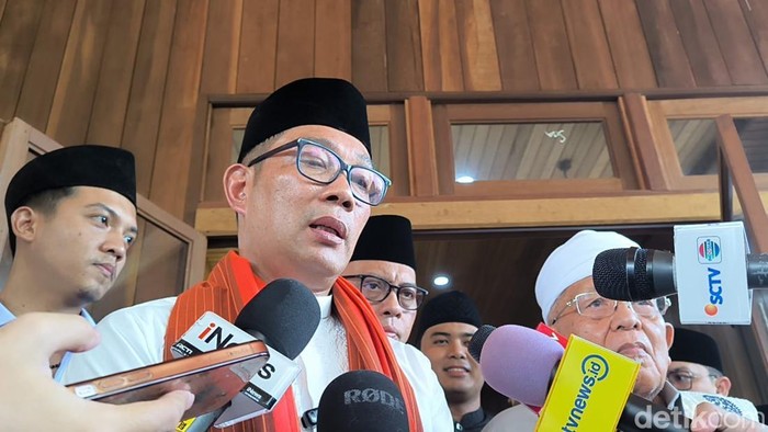 Cagub Jakarta nomor urut 1 Ridwan Kamil (RK) menemui Pimpinan Pondok Pesantren (Ponpes) Daarul Rahman, Kiai Syukron Makmun. (Kurniawan Fadilah/detikcom)