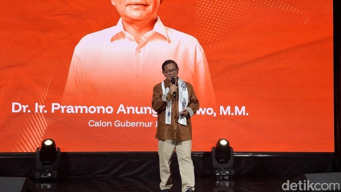 Cagub Jakarta nomor urut 3 Pramono Anung berdiskusi persoalan sampah Jakarta dengan anak muda di SCBD. Foto: Taufiq/detikcom