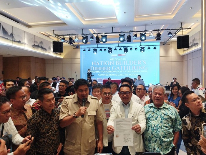 Cagub Jakarta Ridwan Kamil tanda tangan pakta integritas melindungi semua umat beragama, saat mendapat dukunngan dari Relawan Bang Ara.