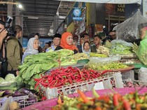 Khofifah Blusukan ke Pasar Sidoharjo Lamongan Borong Dagangan Pedagang