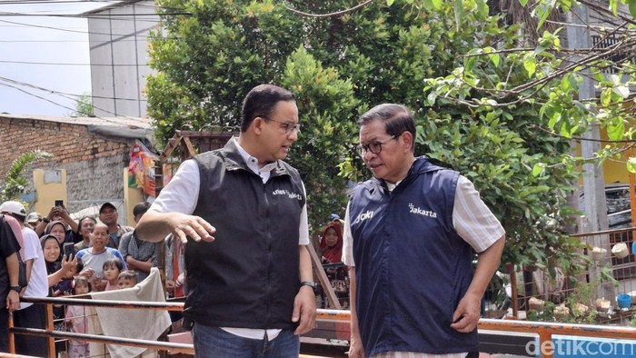Calon Gubernur Jakarta nomor urut 3 Pramono Anung dan Anies Baswedan blusukan di kawasan Kapuk, Cengkareng, Jakarta Barat (Taufiq S/detikcom)