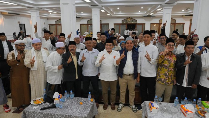 Cawagub Jakarta nomor urut 1 Suswono bersama para pendukung menggelar doa bersama. (dok Istimewa)