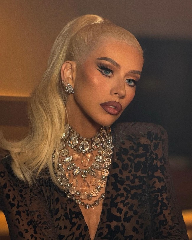 Selain netizen, perubahan Christina Aguilera juga mengundang perhatian para pakar kecantikan. Seorang dokter bedah plastik mengaku terkesan dengan perawatannya karena ‘tidak terdeteksi’. Kasus Xtina disebut kemajuan dalam dunia kecantikan.  Foto: Instagram @xtina