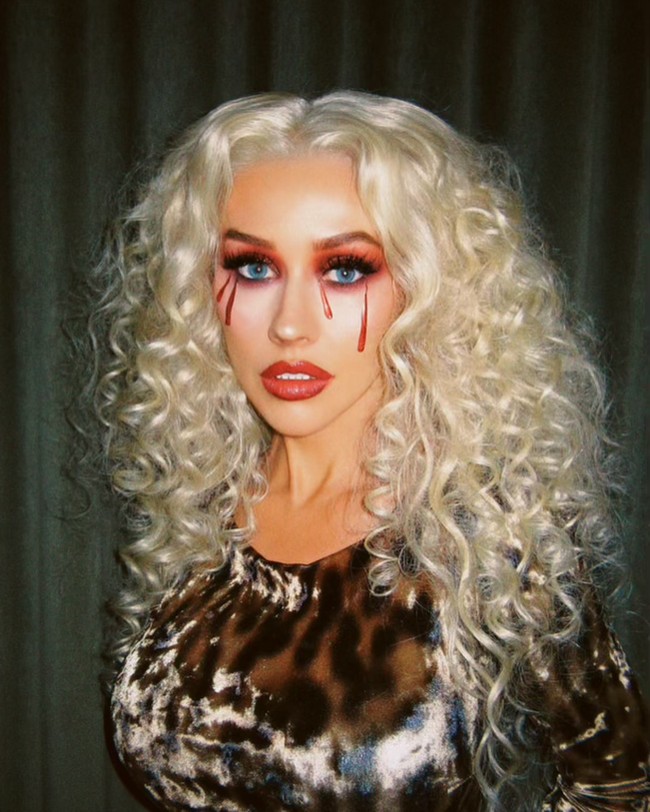 Beberapa orang menduga ia melakukan operasi facelift. Tapi Dr. Joel Kopelman mengatakan jika mungkin Xtina menjalani perawatan non-invasif, seperti  Ultherapy, Morpheus8, laser atau chemical peeling secara rutin yang membuatnya tetap awet muda.  Foto: Instagram @xtina